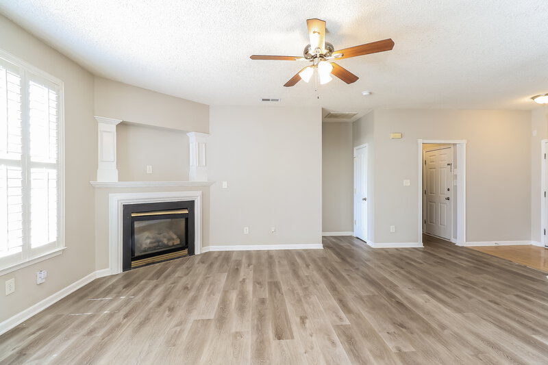 2,140/Mo, 5811 Briggs Dr Charlotte, NC 28269 Living Room View 2