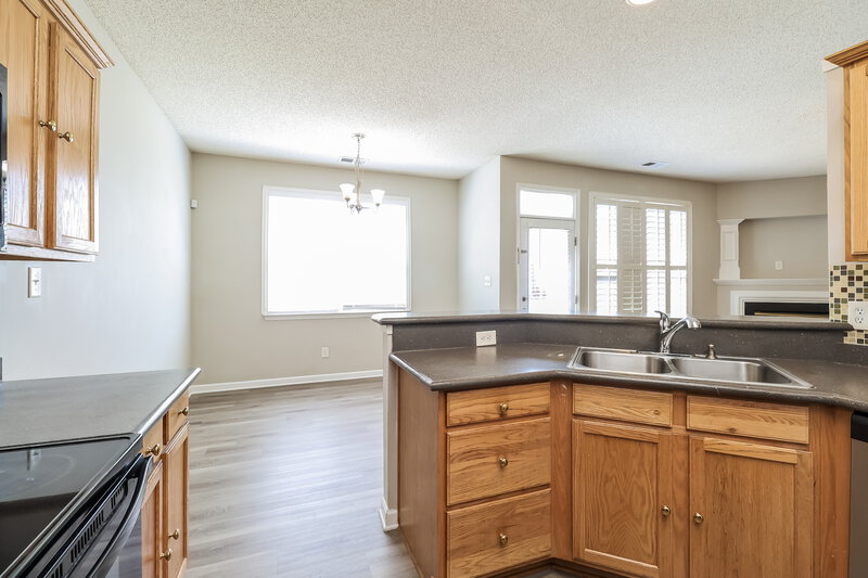 2,140/Mo, 5811 Briggs Dr Charlotte, NC 28269 Kitchen View