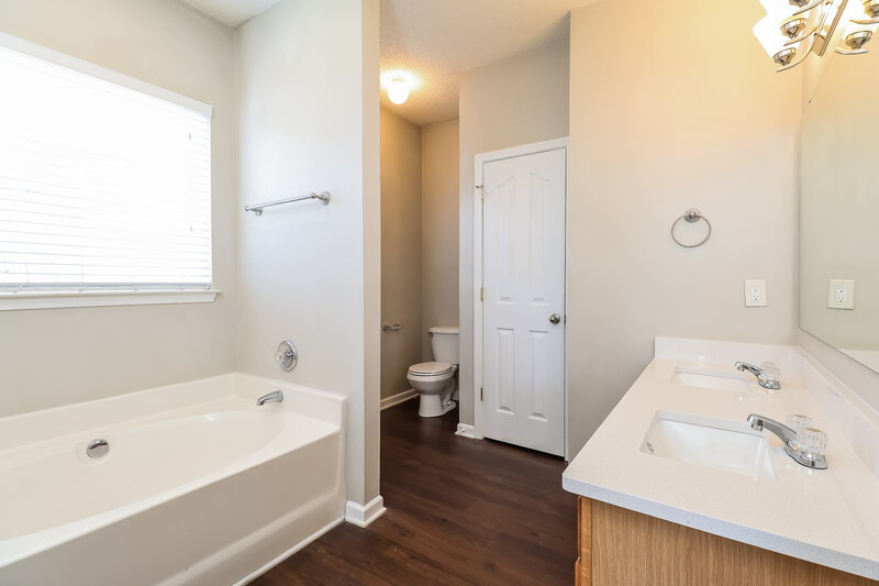 2,140/Mo, 5811 Briggs Dr Charlotte, NC 28269 Main Bathroom View