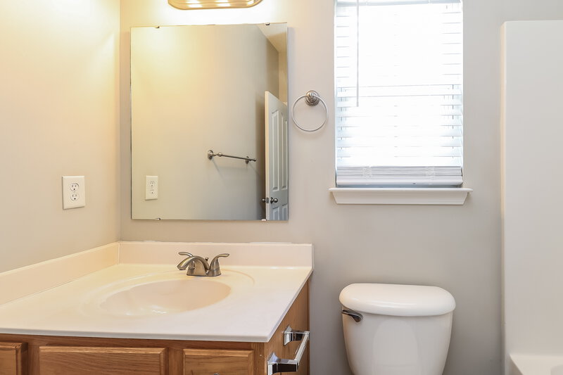 2,140/Mo, 5811 Briggs Dr Charlotte, NC 28269 Bathroom View