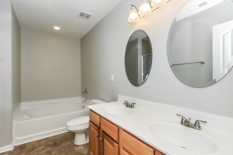 2,130/Mo, 1427 Ladora Dr Charlotte, NC 28262 Main Bathroom View