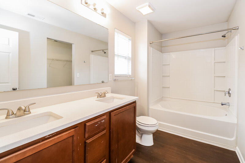 1,880/Mo, 7219 Waldon Park Ln Charlotte, NC 28214 Main Bathroom View