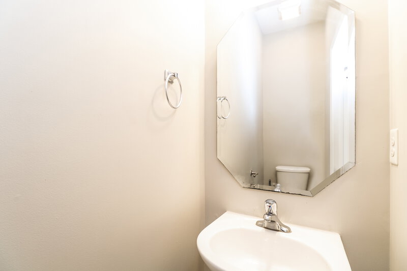 1,880/Mo, 7219 Waldon Park Ln Charlotte, NC 28214 Bathroom View 2