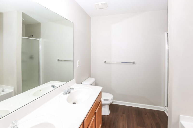2,310/Mo, 2022 Savannah Hills Dr Matthews, NC 28105 Main Bathroom View