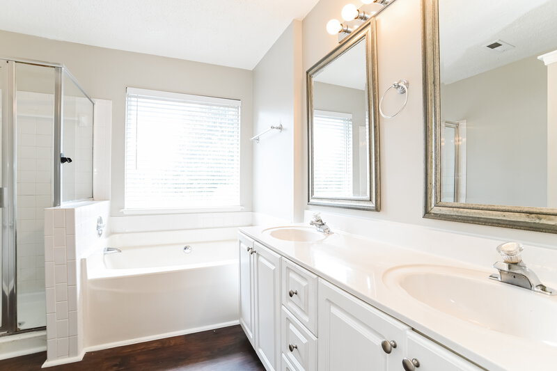 2,275/Mo, 14306 Southbridge Forest Dr Charlotte, NC 28273 Main Bathroom View