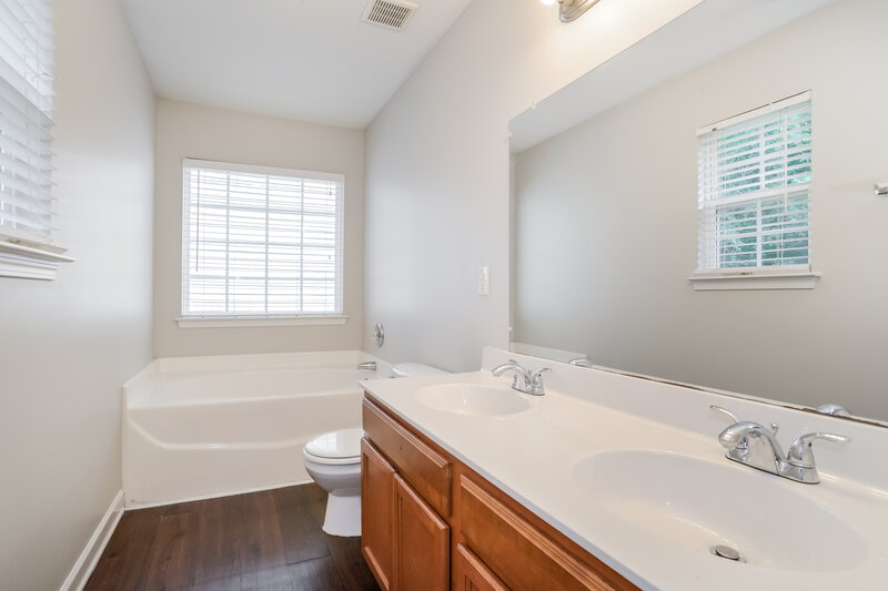 2,450/Mo, 1003 Korp Rd Charlotte, NC 28216 Main Bathroom View
