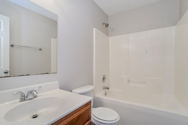 2,450/Mo, 1003 Korp Rd Charlotte, NC 28216 Bathroom View