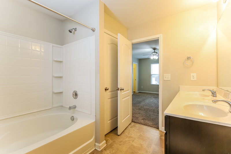 1,795/Mo, 12327 Bending Branch Rd Charlotte, NC 28227 Bathroom View