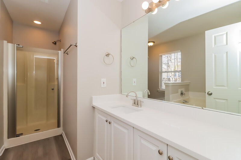 2,265/Mo, 1712 Silverberry Ct Charlotte, NC 28214 Main Bathroom View