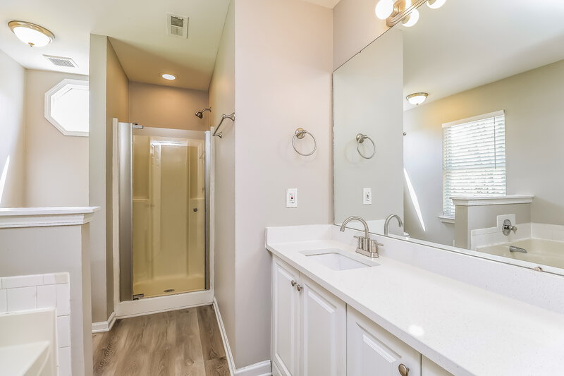 2,275/Mo, 1712 Silverberry Ct Charlotte, NC 28214 Main Bathroom View