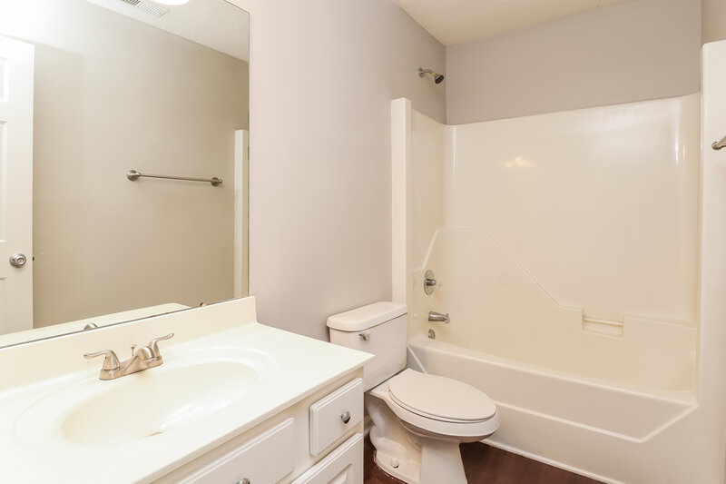 2,285/Mo, 15009 Arrowgrass Way Charlotte, NC 28278 Bathroom View 2