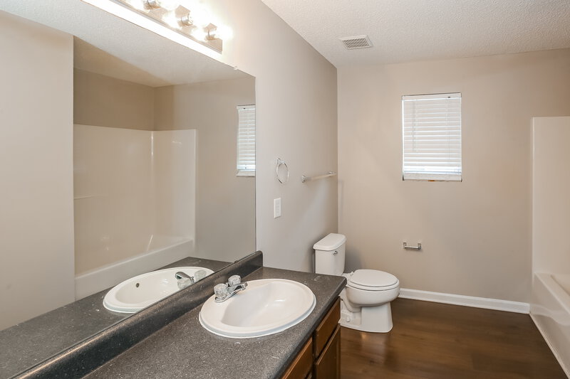 1,880/Mo, 13618 Riding Hill Ave Charlotte, NC 28213 Main Bathroom View