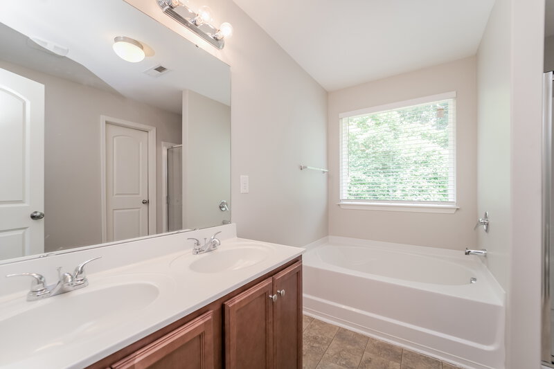 1,795/Mo, 463 Presidents Ct Charlotte, NC 28217 Main Bathroom View