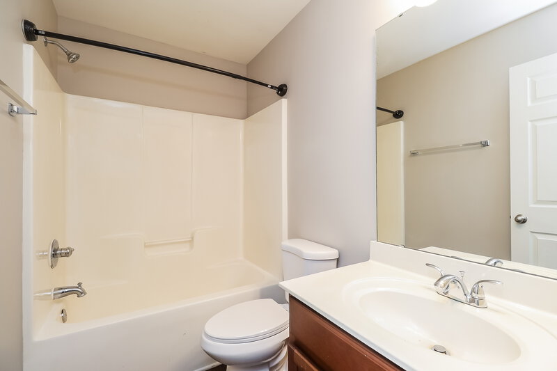 3,330/Mo, 3809 Caldwell Ridge Pkwy Charlotte, NC 28213 Main Bathroom View 2