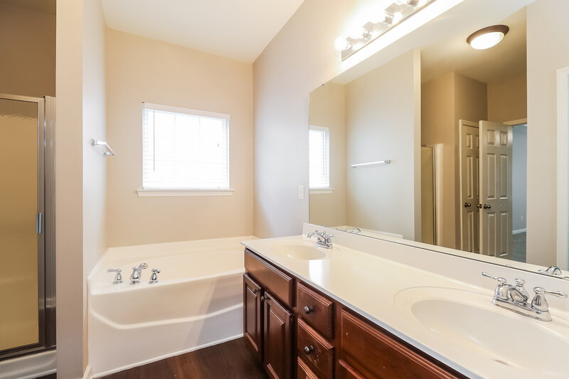 3,330/Mo, 3809 Caldwell Ridge Pkwy Charlotte, NC 28213 Bathroom View 2