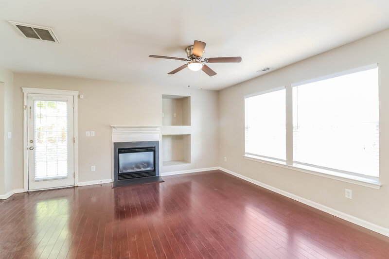 2,185/Mo, 4603 Keeneland Ln Charlotte, NC 28216 Living Room View 2