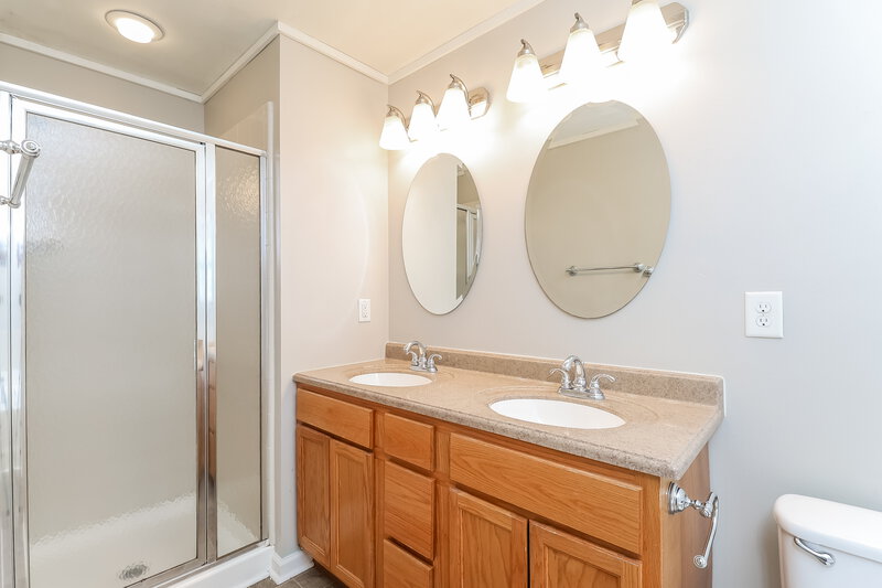 2,185/Mo, 4603 Keeneland Ln Charlotte, NC 28216 Main Bathroom View