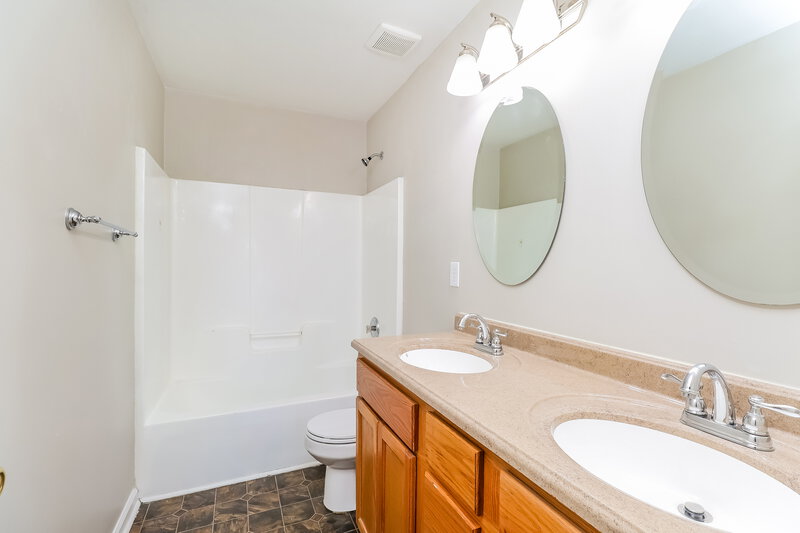2,185/Mo, 4603 Keeneland Ln Charlotte, NC 28216 Bathroom View