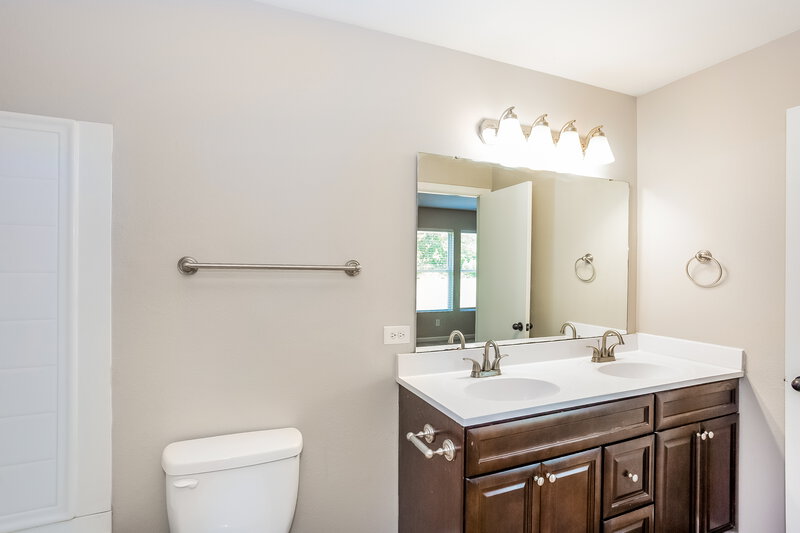 2,215/Mo, 4214 Quinn Dr Charlotte, NC 28269 Main Bathroom View