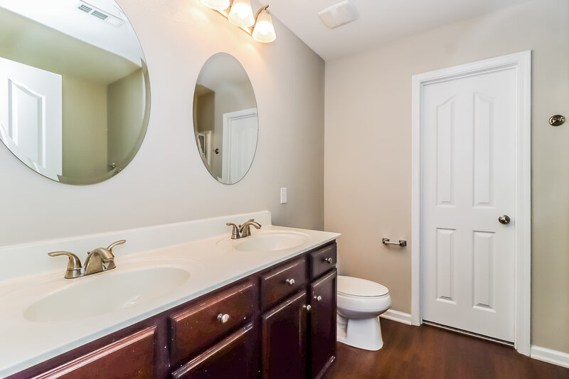 1,980/Mo, 1760 Eastway Dr Dallas, NC 28034 Main Bathroom View