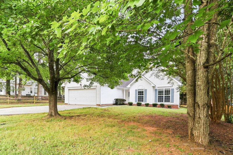 1,900/Mo, 13113 Peacock Ln Charlotte, NC 28215 Front View