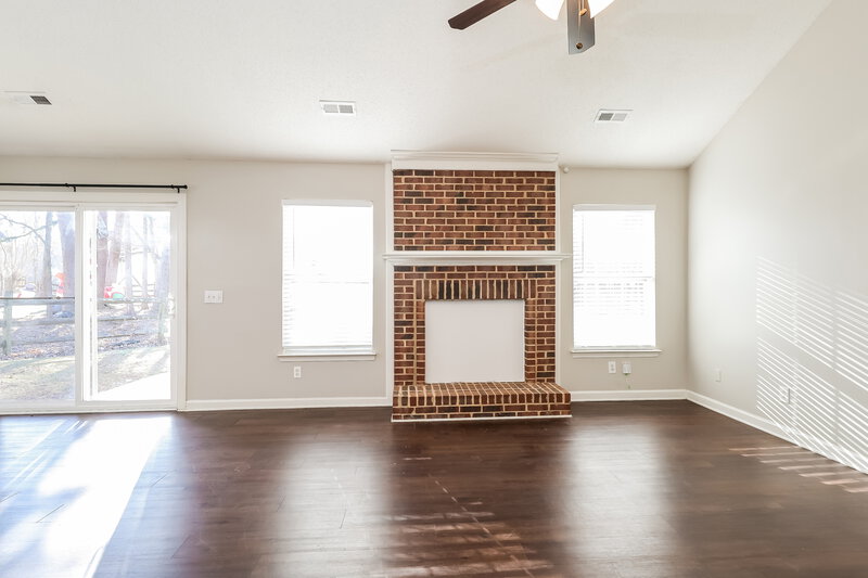 1,800/Mo, 13113 Peacock Ln Charlotte, NC 28215 Living Room View 2