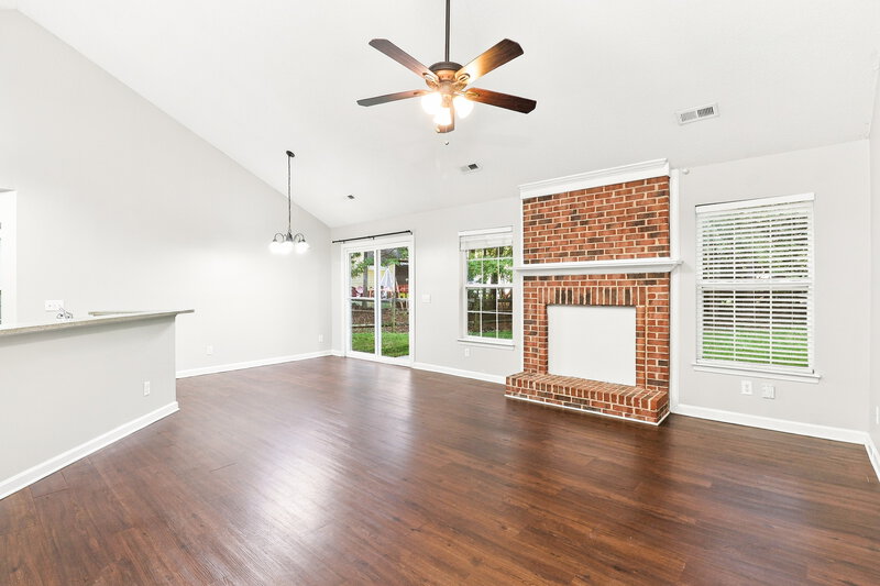 1,900/Mo, 13113 Peacock Ln Charlotte, NC 28215 Living Room View 2