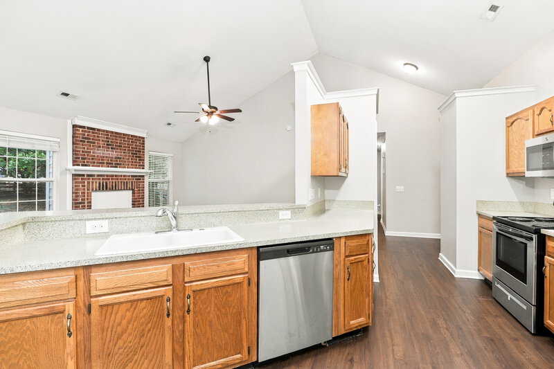 1,900/Mo, 13113 Peacock Ln Charlotte, NC 28215 Kitchen View