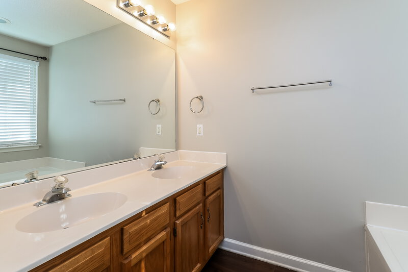 1,800/Mo, 13113 Peacock Ln Charlotte, NC 28215 Main Bathroom View