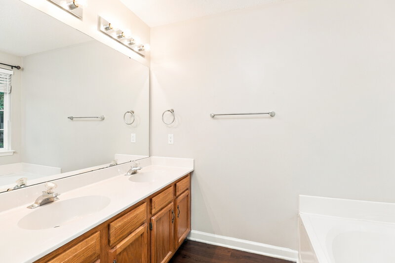 1,900/Mo, 13113 Peacock Ln Charlotte, NC 28215 Primary Bathroom View