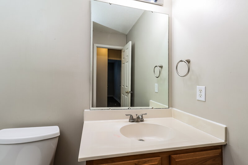 1,800/Mo, 13113 Peacock Ln Charlotte, NC 28215 Main Bathroom View 2