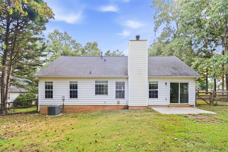 1,900/Mo, 13113 Peacock Ln Charlotte, NC 28215 Rear View