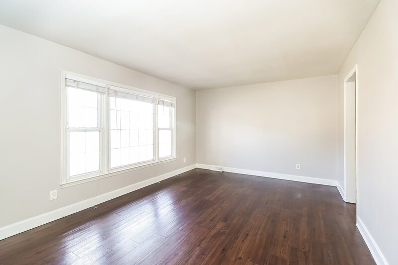 1,600/Mo, 5344 Evanshire Dr Charlotte, NC 28216 Living Room View