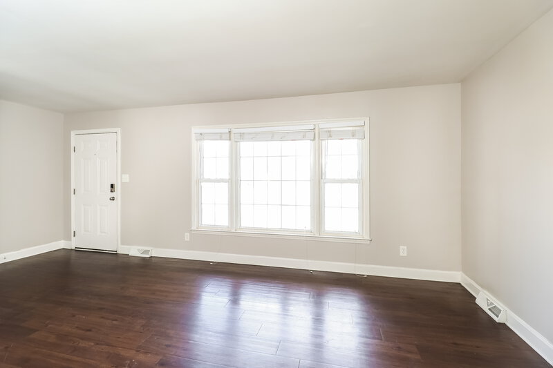 1,600/Mo, 5344 Evanshire Dr Charlotte, NC 28216 Living Room View 2