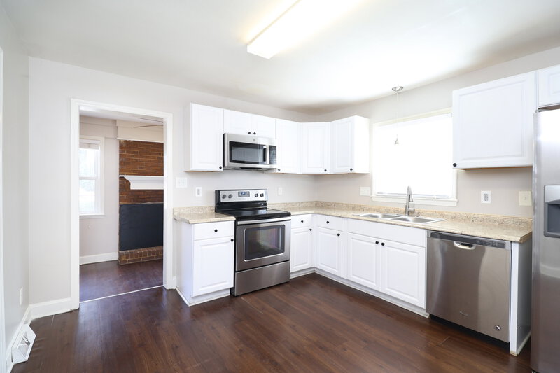 1,600/Mo, 5344 Evanshire Dr Charlotte, NC 28216 Kitchen View 2