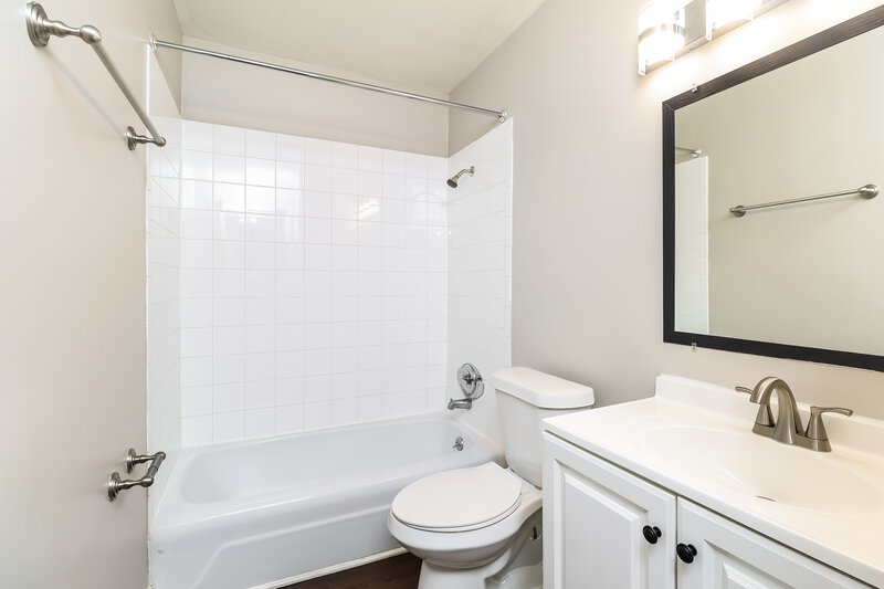 1,600/Mo, 5344 Evanshire Dr Charlotte, NC 28216 Bathroom View