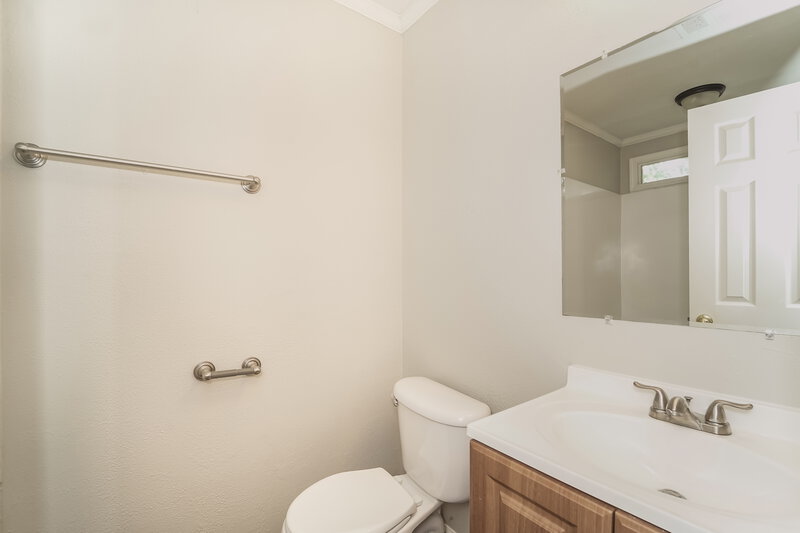 1,665/Mo, 7105 Thatcher Ct Charlotte, NC 28262 Main Bathroom View