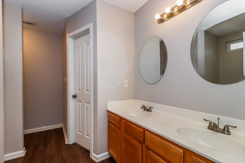1,855/Mo, 4615 Sahalee Ln Charlotte, NC 28216 Main Bathroom View