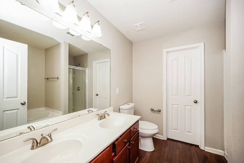 2,030/Mo, 1418 River Run Rd Lowell, NC 28098 Main Bathroom View