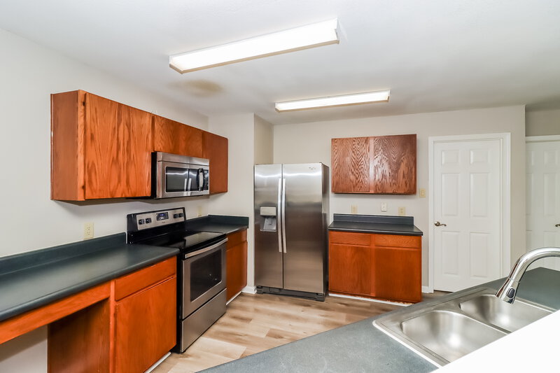 1,975/Mo, 108 Bennett Trail Dr Mount Holly, NC 28120 Kitchen View 2