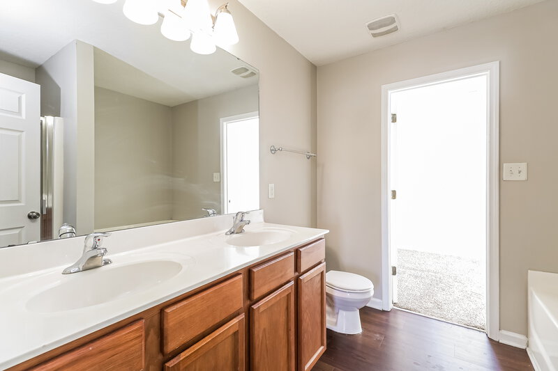 1,780/Mo, 810 Mattox Ct Charlotte, NC 28216 Main Bathroom View