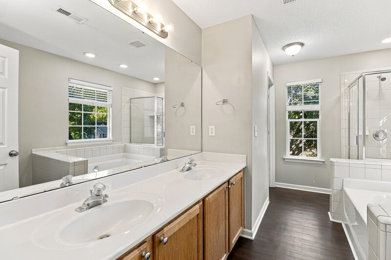 2,405/Mo, 4521 Hyperion Ct Charlotte, NC 28216 Primary Bathroom View 2