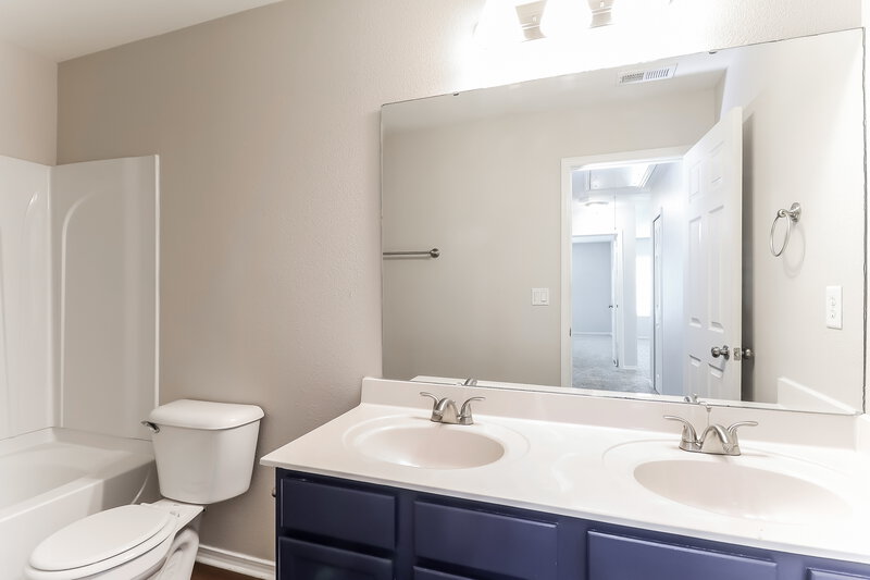 2,220/Mo, 941 Silverberry St Gastonia, NC 28054 Bathroom View