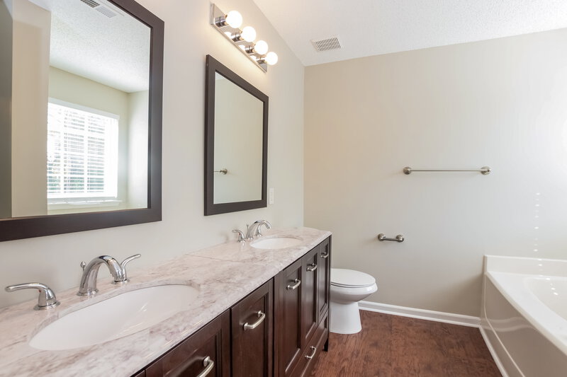 2,085/Mo, 4407 Staffordshire Ln Charlotte, NC 28213 Master Bathroom View