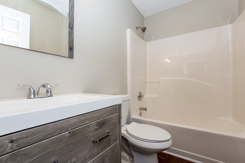 2,085/Mo, 4407 Staffordshire Ln Charlotte, NC 28213 Bathroom View