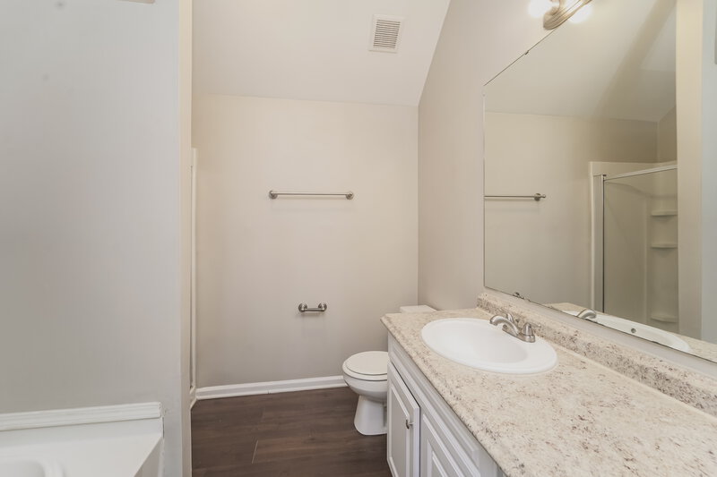 1,945/Mo, 7823 Montbrook Dr Charlotte, NC 28214 Main Bathroom View