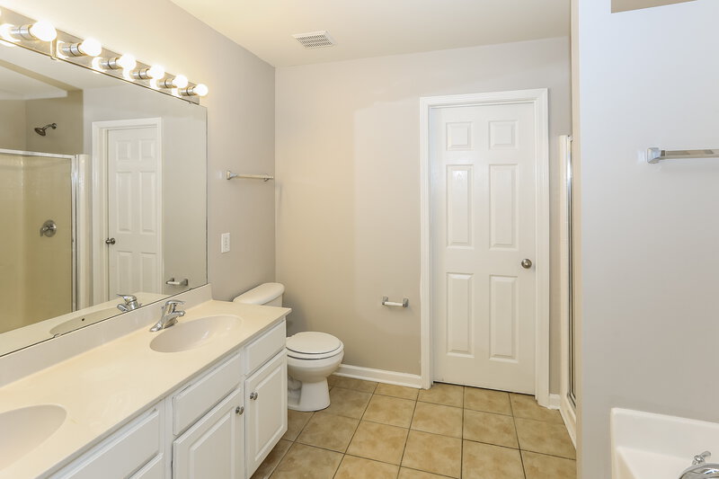 1,965/Mo, 2217 Arbor Vista Dr Charlotte, NC 28262 Main Bathroom View