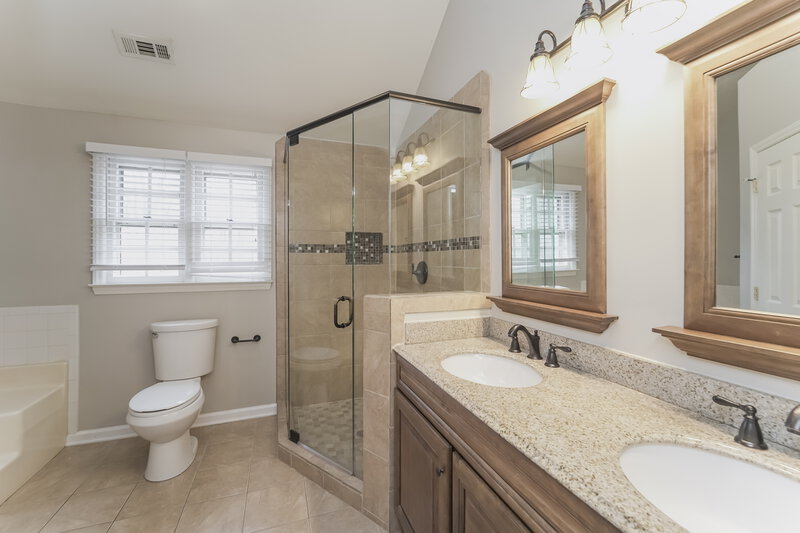 2,140/Mo, 9426 Harris Glen Dr Charlotte, NC 28269 Main Bathroom View