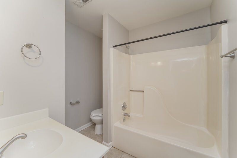 2,140/Mo, 9426 Harris Glen Dr Charlotte, NC 28269 Bathroom View