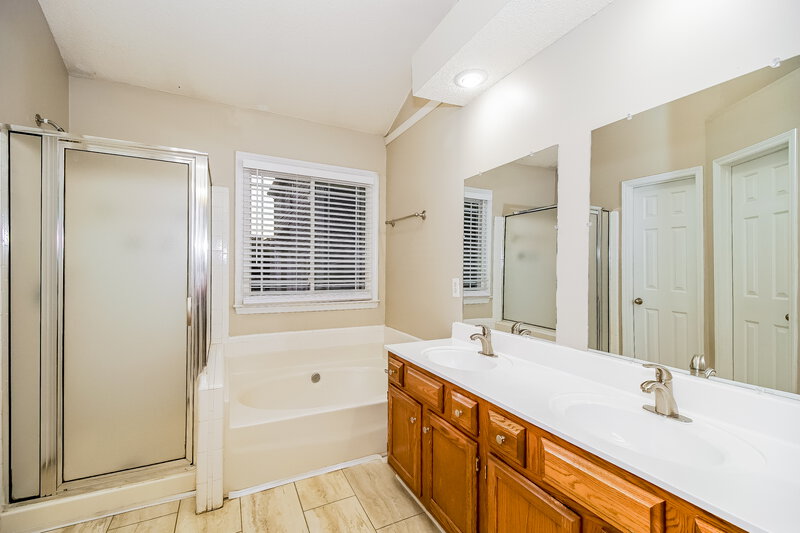 1,810/Mo, 7912 Trotter Rd Charlotte, NC 28216 Main Bathroom View